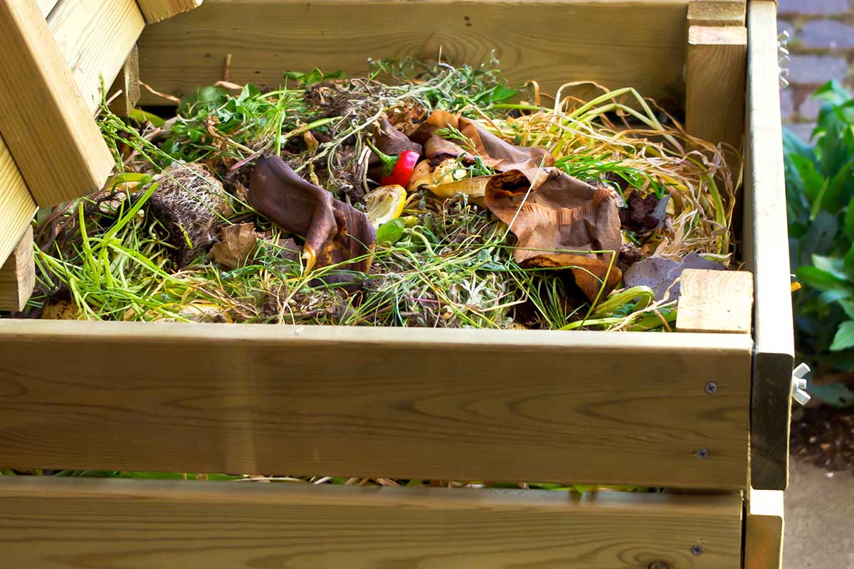 Kompostování listí a rostlinných zbytků