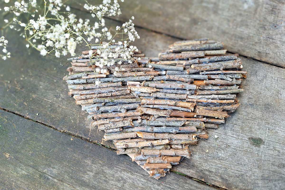 Rustikální handmade dekorace ve tvaru srdce s nařezaným dřevem